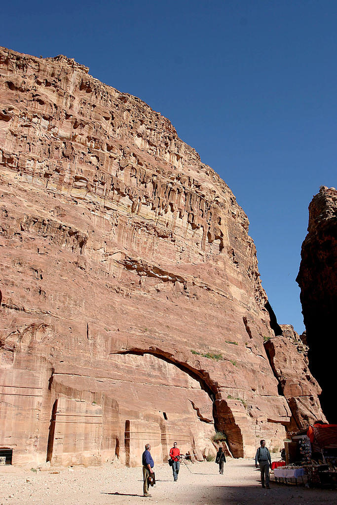 Showing the height of the walls in the Siq