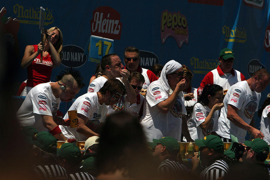 Stuffing a wet bun in his mouth, Chestnut rounds out 19 dogs in the first two minutes