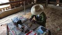 Video: Rolling a Cigar