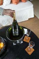 Free champagne, woo