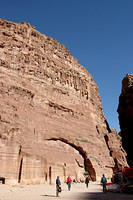 Showing the height of the walls in the Siq