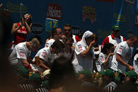 Stuffing a wet bun in his mouth, Chestnut rounds out 19 dogs in the first two minutes